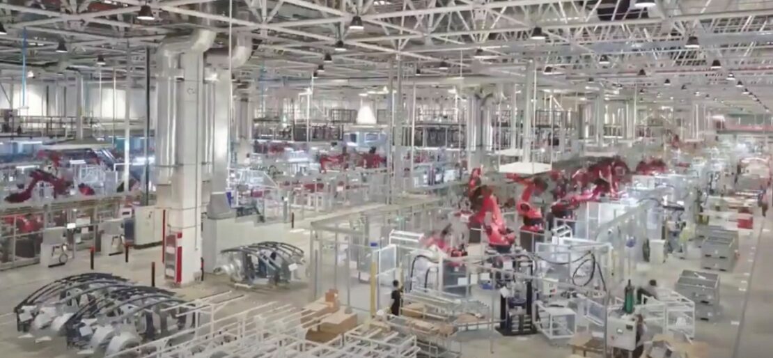 Tesla Gigafactory Shanghai es mostrada como una maquina que construye maquinas