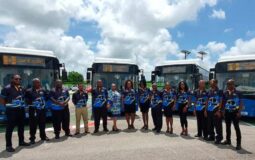Barbados recibe 33 buses eléctricos BYD para electrificar el transporte público