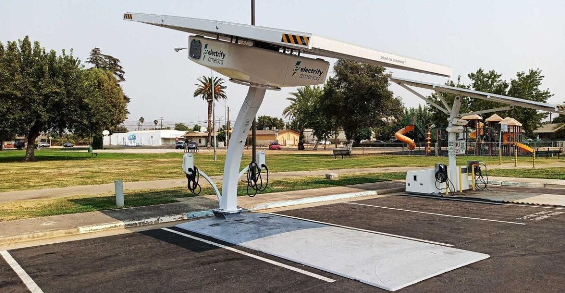 Electrify America despliega cargadores para vehículos eléctricos con energía solar