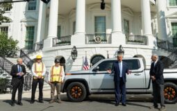 Donald Trump presentó la pickup Lordstown en la Casa Blanca