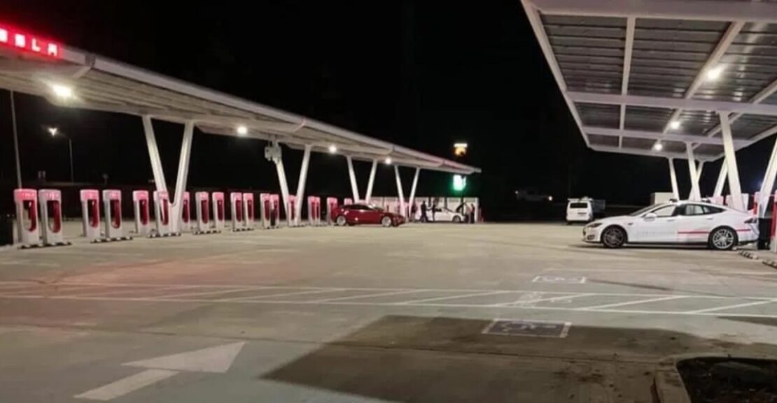 Tesla abrió el Supercharger más grande del mundo