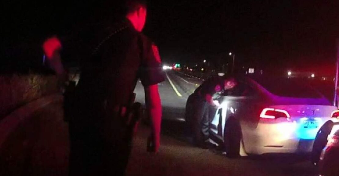 Menor de edad conducía Tesla y saltó al puesto de atrás al ser interceptado por policías